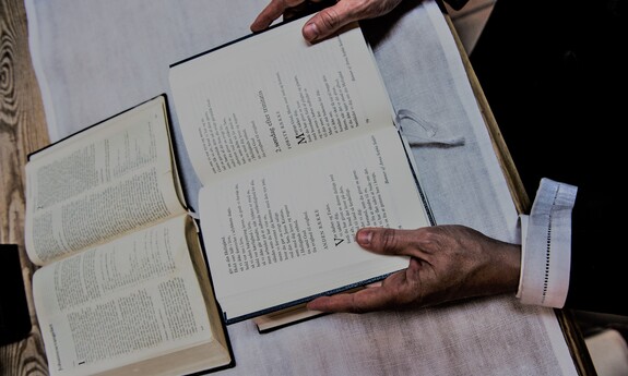 Billede af åben bibel og salmebog