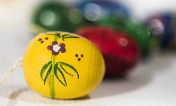 Billede af gult malet påskeæg med blomst og kyllinger