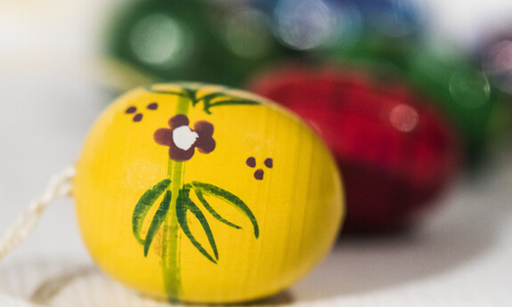 Billede af gult malet påskeæg med blomst og kyllinger