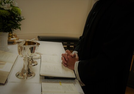 Billede af præst der prædiker Billede af præst der beder ved alteret