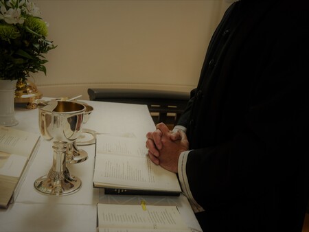 Billede af præst der beder ved alteret