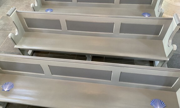 Billede af kirkebænke der er indrettet med afstand efter covid-19-restriktioner