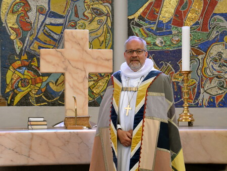 Billede af biskoppen i bispekåbe foran alterbordet i Ribe Domkirke